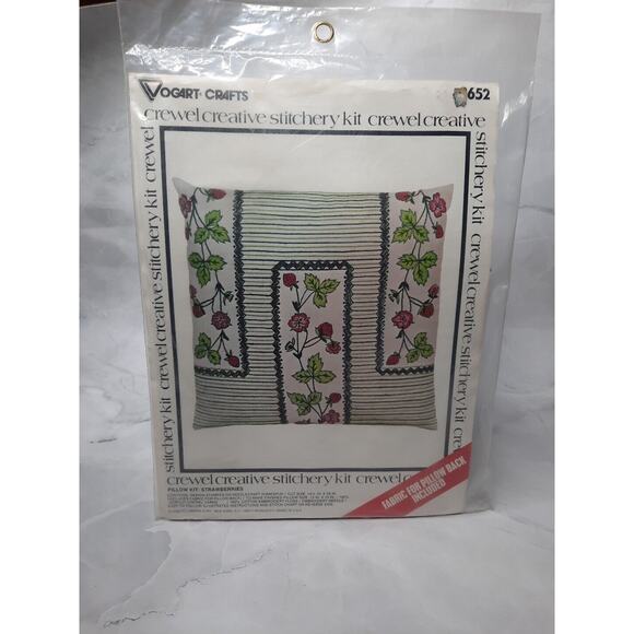 1970's Vogart Crewel Creative Stitchery Pillow Kit Strawberries 13x13 - Picture 1 of 7